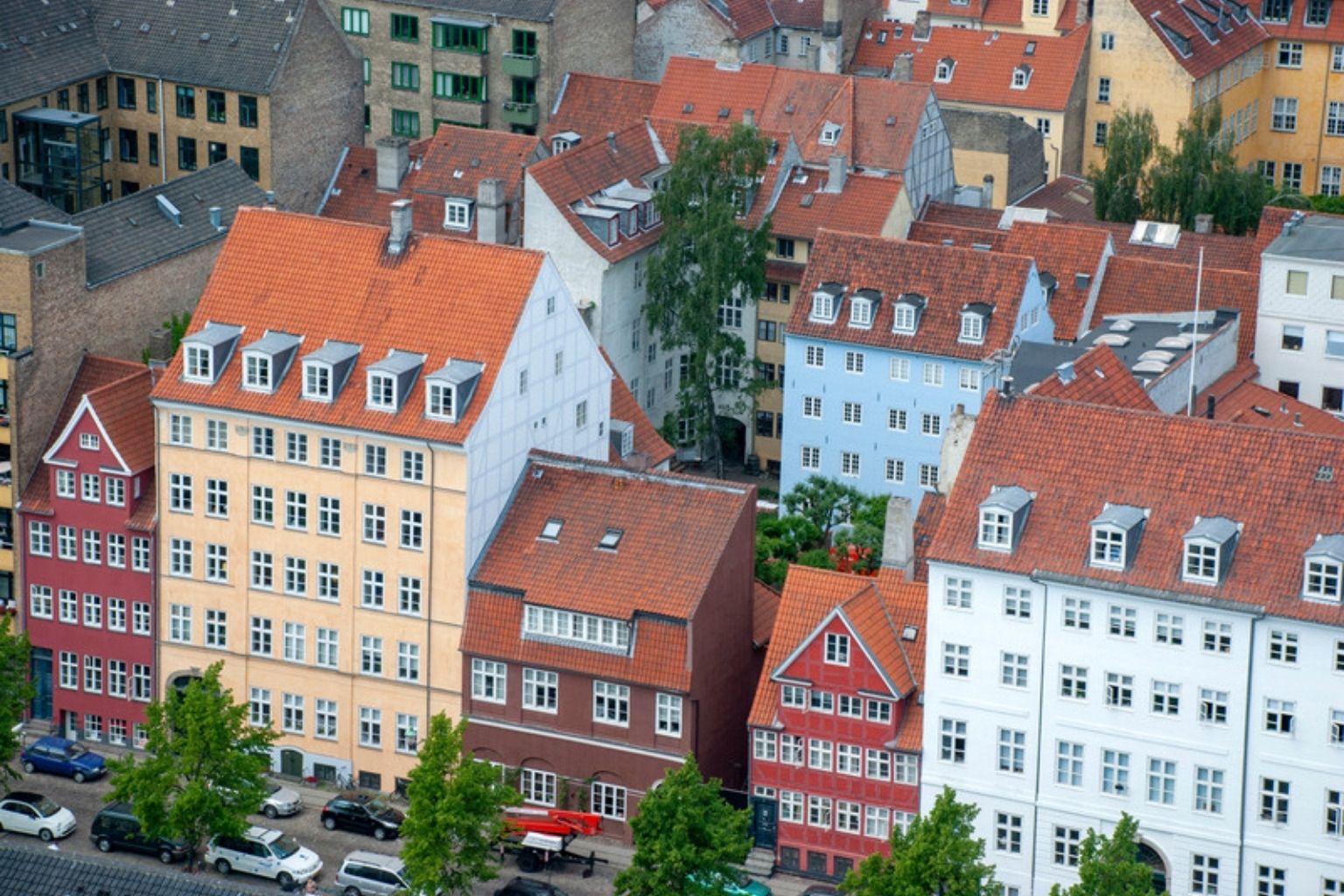 Luftfoto af tætte byhuse med røde tage